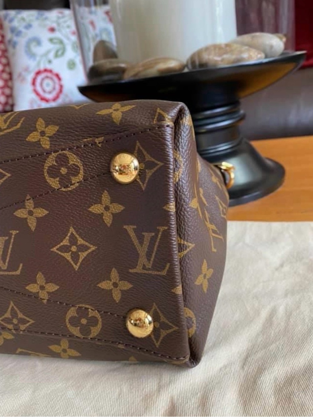 Louis Vuitton V Tote Monogram Top-Handle Satchel Tote Bag - Picture 6 of 9